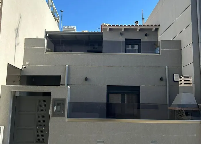 Ivory Style Maisonette Near Downtown