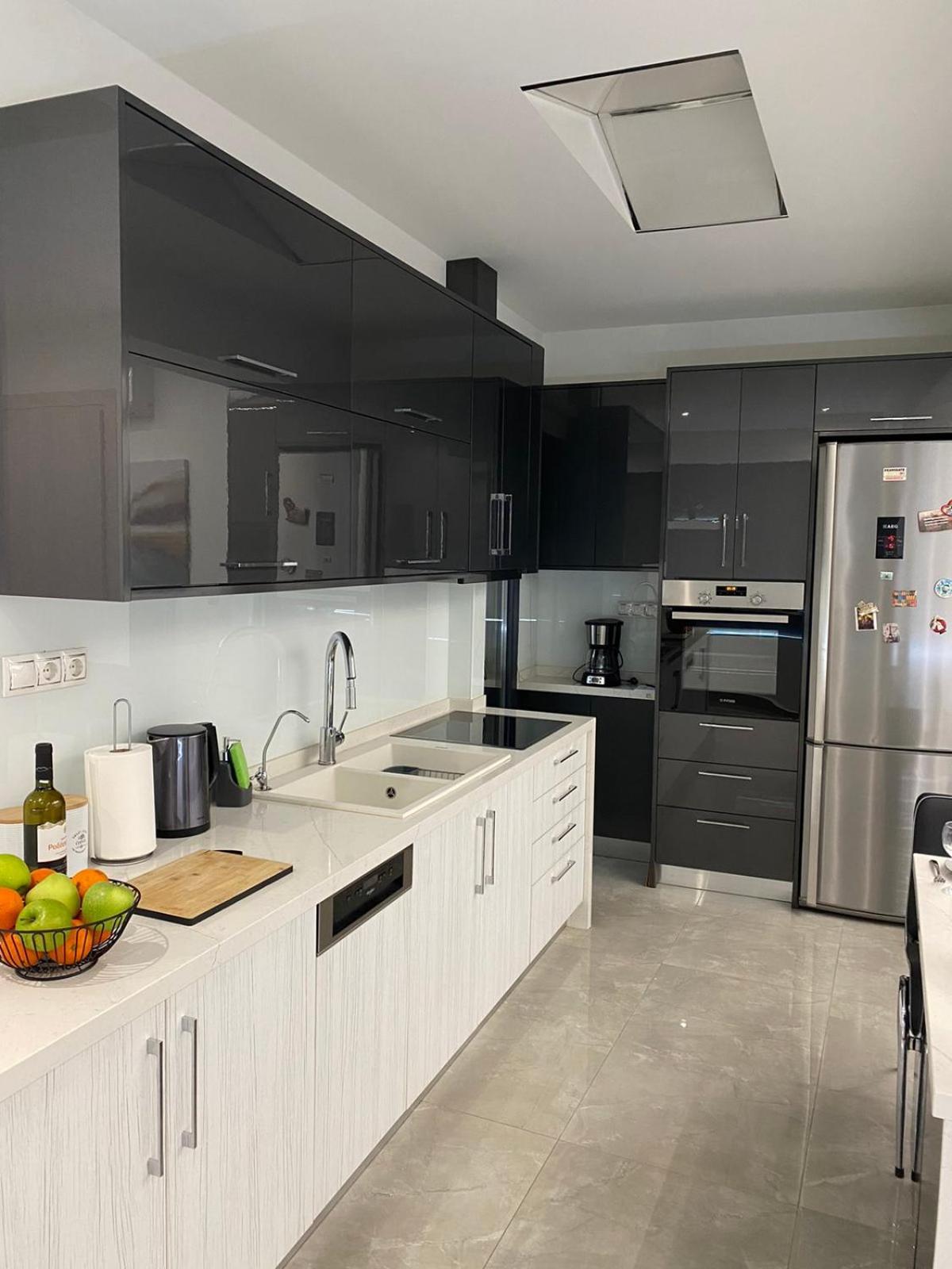 Ivory Style Maisonette Near Downtown Villa
