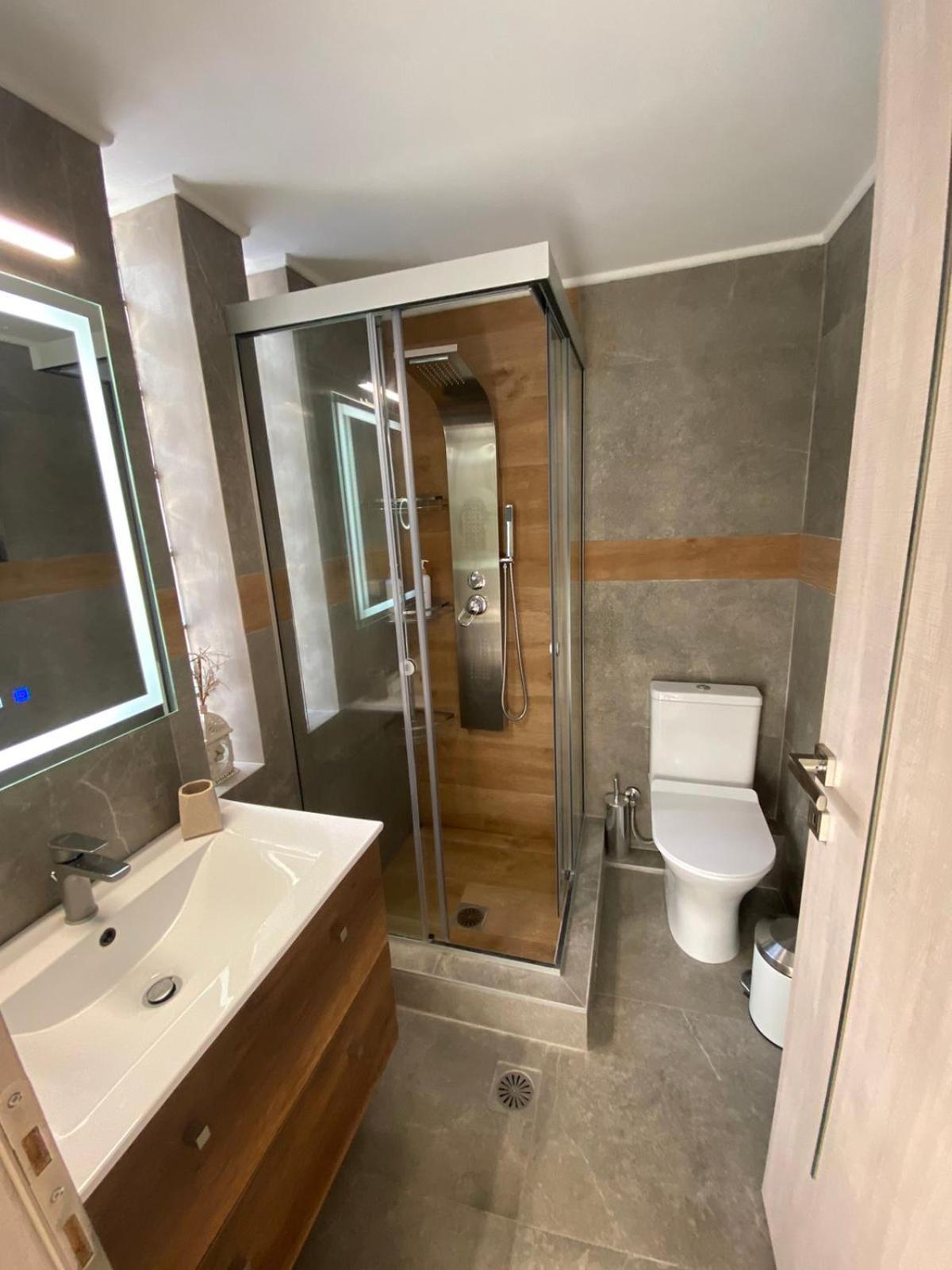 Ivory Style Maisonette Near Downtown Villa