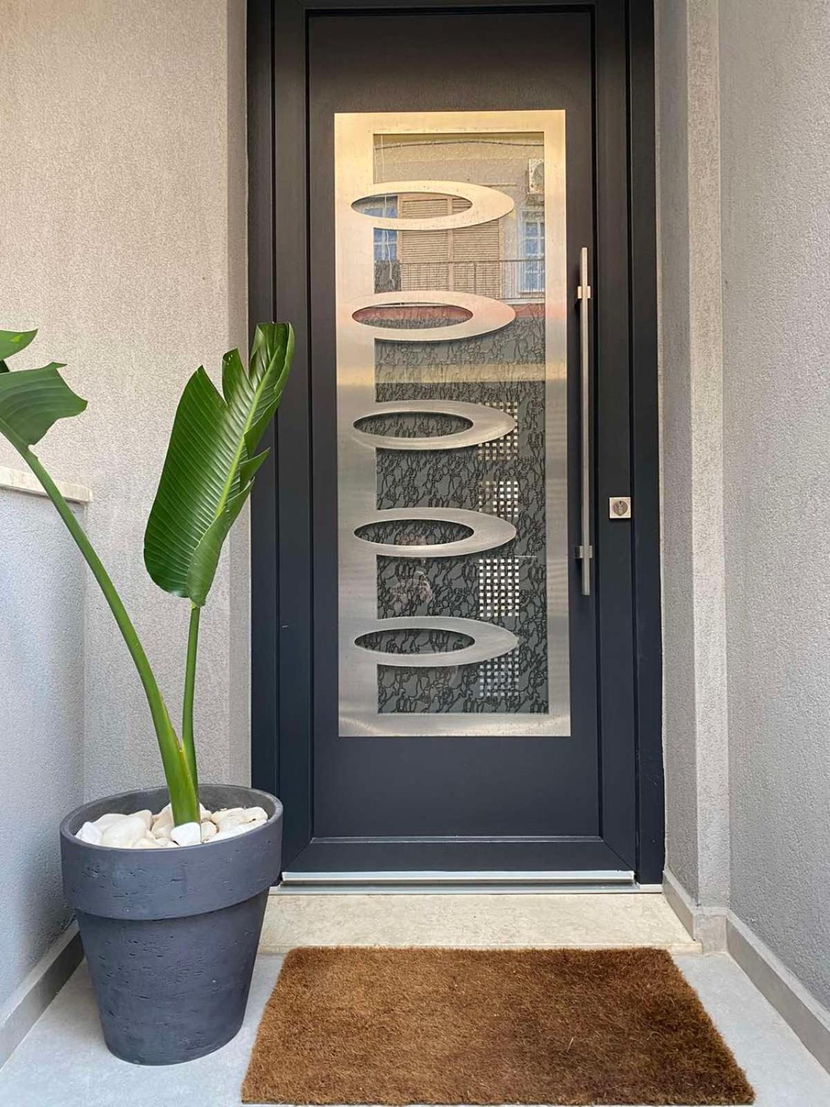Ivory Style Maisonette Near Downtown *