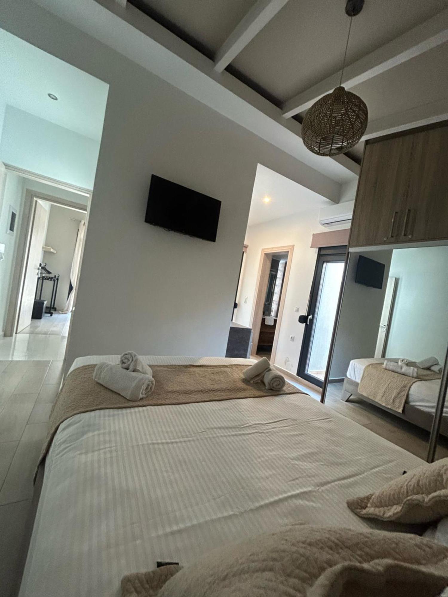 Ivory Style Maisonette Near Downtown *