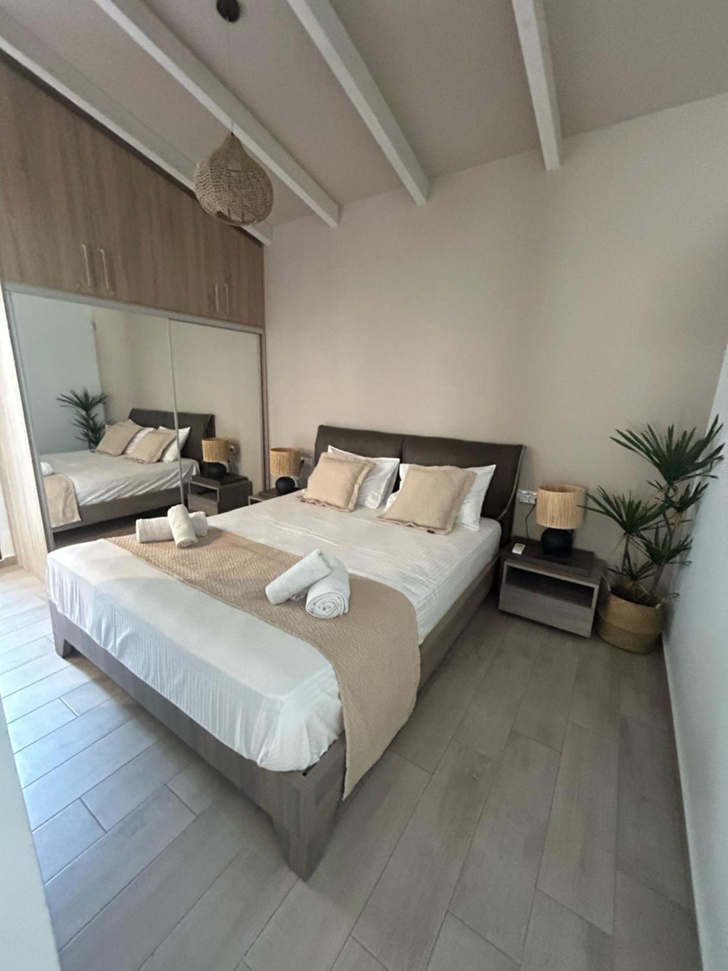 Ivory Style Maisonette Near Downtown Villa *