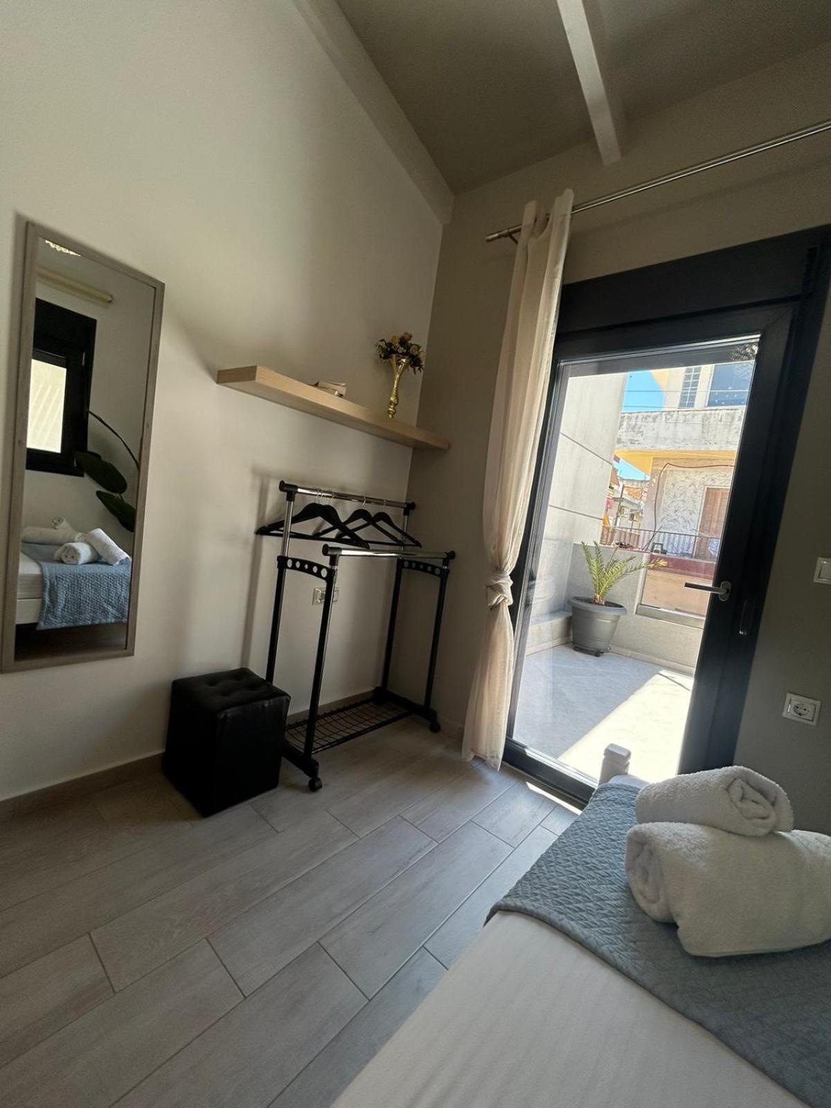 Ivory Style Maisonette Near Downtown Villa