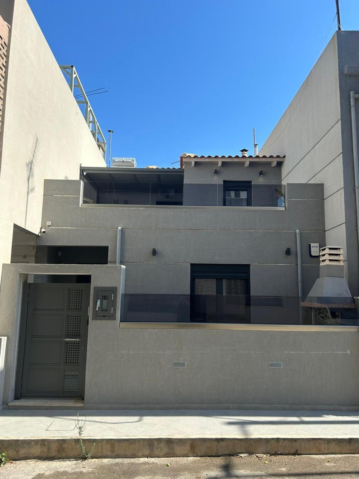 Ivory Style Maisonette Near Downtown *