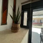Ivory Style Maisonette Near Downtown