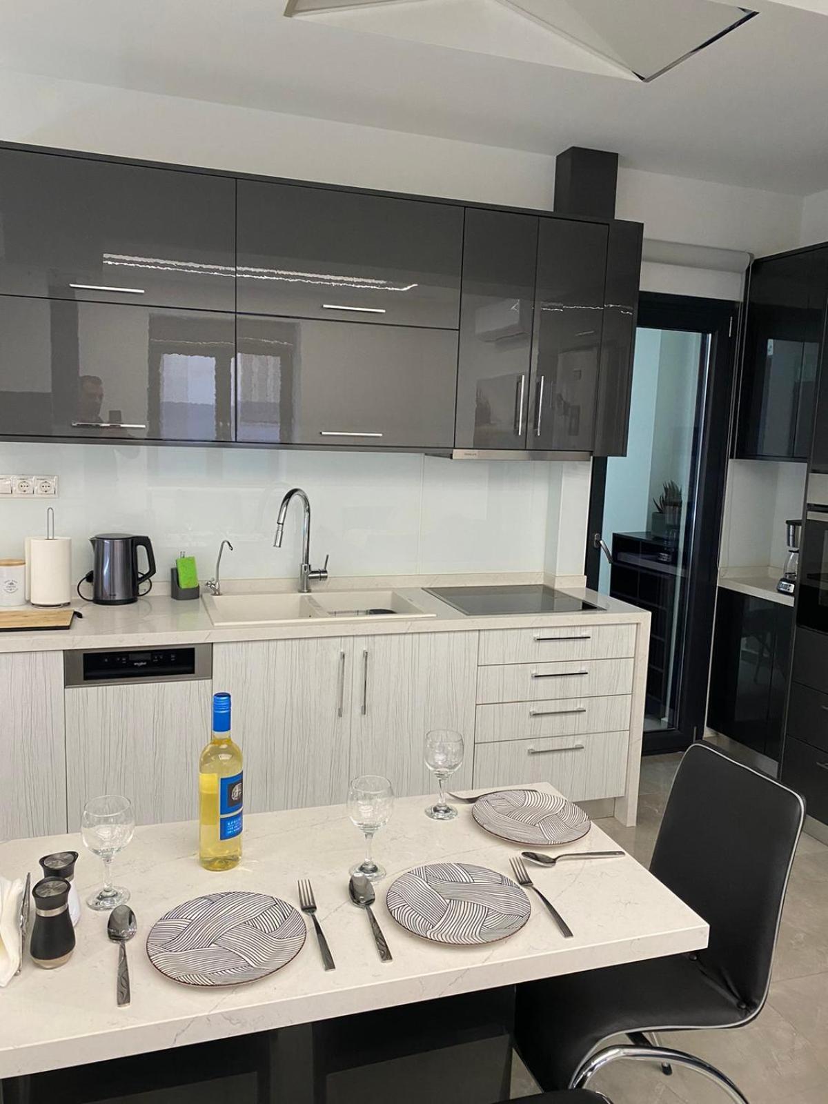 Ivory Style Maisonette Near Downtown Villa *