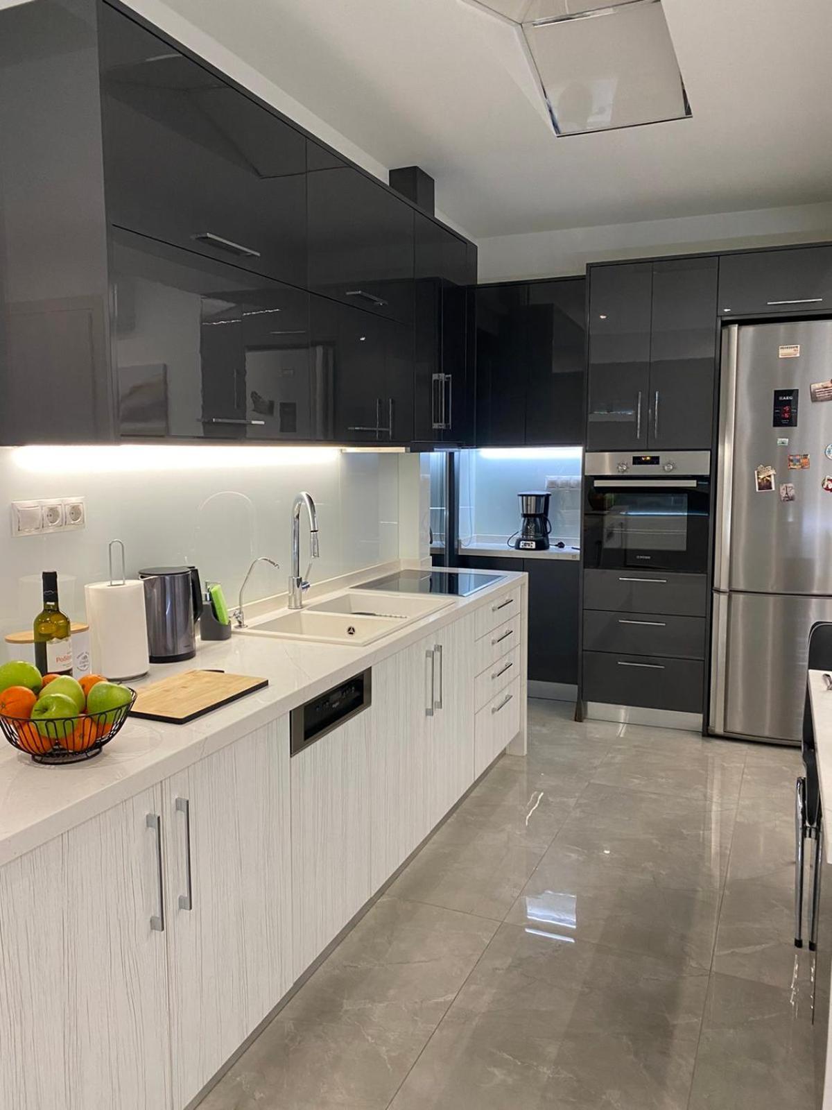 Ivory Style Maisonette Near Downtown *